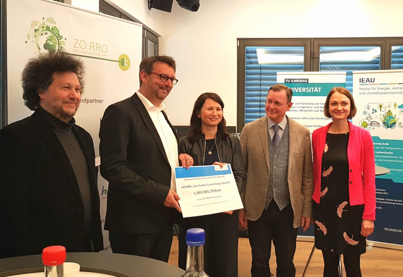 Prof. Wesselak, Prof. Westermann, Ministerin Siegesmund, Ministerpräsident Ramelow, Frau Liebe bei der Übergabe des Förderbescheides des Landes